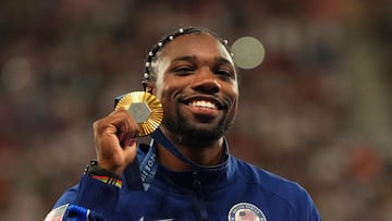 Paris 2024 Olympics - Athletics - Men's 100m Victory Ceremony - Stade de France, Saint-Denis, France - August 05, 2024. Gold medallist Noah Lyles of United States celebrates on the podium with his medal. REUTERS/Aleksandra Szmigiel