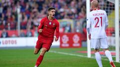 Andr&eacute; Silva, de Portugal, celebra su gol ante Polonia.