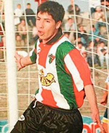 El 21 de marzo del 1999, Jaime Valdés anotó su primer gol en Primera. En el mismo partido, que terminó con un 5-1 de Palestino sobre Coquimbo, el 'Pajarito' sumó tres dianas. En ese entonces tenía 18 años con 69 días.