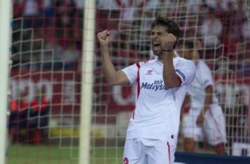 Coke celebrando el gol 2-0 de Bacca