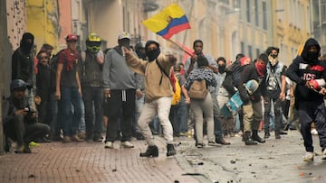 La Federaci&oacute;n Ecuatoriana de F&uacute;tbol (FEF) anunci&oacute; este jueves la suspensi&oacute;n del partido de ida de semifinales de la Copa Ecuador que se jugaba en Quito.