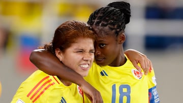AMDEP6959. CALI (COLOMBIA), 11/09/2024.- Linda Caicedo (d) de Colombia celebra un gol con Gabriela Rodríguez este miércoles, en un partido de los octavos de final de la Copa Mundial Femenina sub-20 entre las selecciones de Colombia y Corea del Sur en el estadio Pascual Guerrero en Cali (Colombia). EFE/ Ernesto Guzmán Jr.