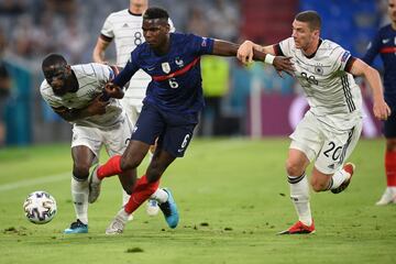 Paul Pogba entre Antonio Rüdiger y Robin Gosens.