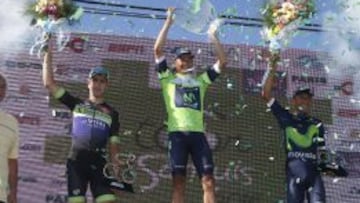 Dayer Quintana, escoltado en el podio del Tour de San Luis por su hermano Nairo y por el argentino Eduardo Sepúlveda.