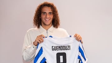 Matteo Guendouzi posando con la camiseta del Hertha Berl&iacute;n.