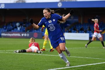 El foco goleador de la final de la Champions estará entre Jenni Hermoso o Fran Kirby (27 años, Reading, Reino Unido). La delantera inglesa, que posee la distinción de ser la máxima goleadora de la historia del Chelsea, ha logrado encajar a la perfección con Sam Kerr en el ataque de las ‘blues’. Su aportación ofensiva es enorme. Con 25 tantos en todas las competiciones, Kirby ha destacado por su rol atacante en la Champions, donde es la mejor artillera de su equipo con seis dianas. Además, llega a la final en el mejor estado de forma tras haber anotado un doblete el pasado domingo en la victoria ante el Reading que le dio al Chelsea el título de Liga. Dos goles que llegaron de manera consecutiva a su hat-trick en la remontada de las ‘blues’ en las semifinales de Champions ante el Bayern. Su peligro en el área es enorme.