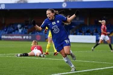 El foco goleador de la final de la Champions estará entre Jenni Hermoso o Fran Kirby (27 años, Reading, Reino Unido). La delantera inglesa, que posee la distinción de ser la máxima goleadora de la historia del Chelsea, ha logrado encajar a la perfección con Sam Kerr en el ataque de las ‘blues’. Su aportación ofensiva es enorme. Con 25 tantos en todas las competiciones, Kirby ha destacado por su rol atacante en la Champions, donde es la mejor artillera de su equipo con seis dianas. Además, llega a la final en el mejor estado de forma tras haber anotado un doblete el pasado domingo en la victoria ante el Reading que le dio al Chelsea el título de Liga. Dos goles que llegaron de manera consecutiva a su hat-trick en la remontada de las ‘blues’ en las semifinales de Champions ante el Bayern. Su peligro en el área es enorme.