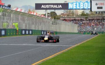 El piloto de Mercedes Nico Rosberg de Alemania cruza la línea, consiguiendo el triunfo del Gran Premio de Australia en Melbourne. 