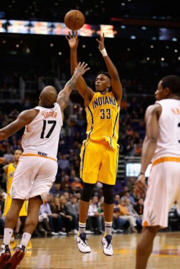 Myles Turner lanza a canasta.