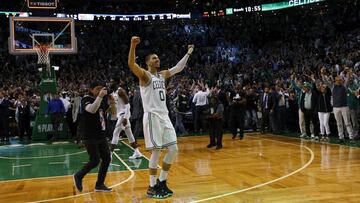 CJX09 - BOSTON (EE.UU.), 9/5/2018.- Jayson Tatum de Celtics celebra su victoria ante 76ers hoy, 9 de mayo de 2018, durante su juego clasificatorio de la Conferencia Este de la NBA en el TD Garden en Boston, Massachusetts (EE.UU.). EFE/CJ GUNTHER