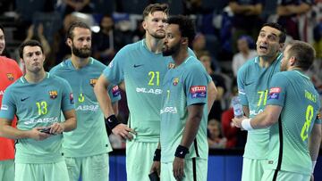 Los jugadores del Barcelona cariacontecidos tras perder el partido por el tercer y cuarto puesto con el Veszpr&eacute;m h&uacute;ngaro