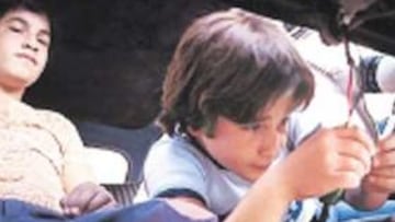 <b>PROTAGONISTA. </b>Arriba, Borja Navas en el papel de 'El Pera'. A la izquierda, Juan Carlos Delgado con el mono de piloto de automovilismo.