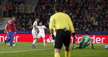 0-1. Karim Benzema marcó el primer gol.