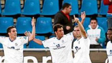 <b>DE CELEBRACIÓN. </b>Juanlu, autor del primer gol local, dedica el tanto mientras que Alfaro, Héctor y Kome lo acompañan.