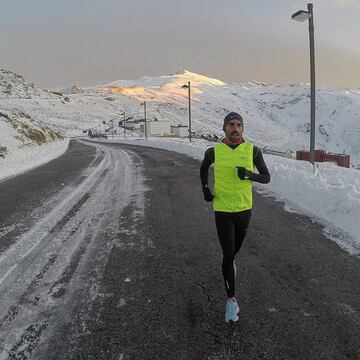 Kevin López, durante un entrenamiento en Sierra Nevada con el Veleta de fondo.