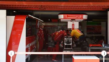 Mecánicos de Ferrari trabajan en el monoplaza de Sebastian Vettel durante el Gran Premio de España 2017