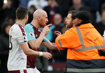 Tras la derrota de 0-3 ante el Burnley, seguidores de los Hammers ingresaron al campo para recriminar a sus jugadores.