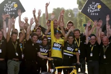 Chris Froome celebra la victoria con el resto del equipo Sky. 