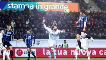 Bergamo (Italy), 17/03/2023.- Atalanta's Marten De Roon (R) scores the equalizer during the Italian Serie A soccer match Atalanta BC vs Empoli FC at the Gewiss Stadium in Bergamo, Italy, 17 March 2023. (Italia) EFE/EPA/MICHELE MARAVIGLIA