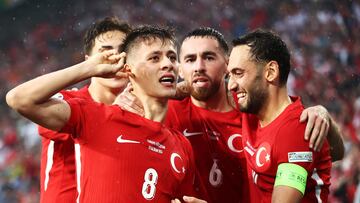 Arda Güler celebra junto a sus compañeros un gol.
