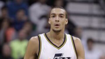 Utah abusa de Charlotte a base de triples: 12 en una parte