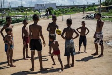 Varios niños juegan al fútbol en un barrio pobre de Olinda, a unos 18 km de Recife, en el noreste de Brasil, durante el Mundial de Brasil 2013 torneo de fútbol FIFA Confederaciones. El centro histórico de Olinda está catalogado como Patrimonio de la Humanidad por la UNESCO.