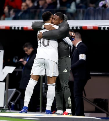 Kylian Mbappé se acercó a David Alaba tras anotar su gol.