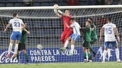 Yoel Rodr&iacute;guez ataja un bal&oacute;n ante el Tenerife.