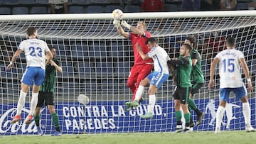 Yoel Rodríguez ataja un balón ante el Tenerife.