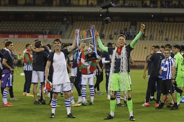 Aritz Elustondo y Alejandro Remiro con el trofeo de la Copa del Rey.
