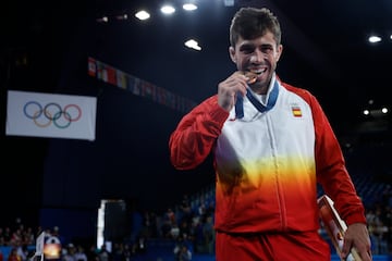 PARÍS (FRANCIA), 27/07/2024.- El judoca español Francisco Garrigos con la medalla de bronce al finalizar los combates de Judo -60 kg Masculino, durante los Juegos Olímpicos de París 2024 este sábado, en la capital francesa. EFE/ Chema Moya
