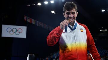 PARÍS (FRANCIA), 27/07/2024.- El judoca español Francisco Garrigos con la medalla de bronce al finalizar los combates de Judo -60 kg Masculino, durante los Juegos Olímpicos de París 2024 este sábado, en la capital francesa. EFE/ Chema Moya