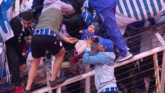 Aficionados de Godoy Cruz sacan a un bebé de la grada debido a los incidentes provocados por la barra del club.