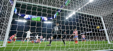 Centro atrás de Rodrygo que engancha Bellingham, pero se topa con Giménez. Eso sí, el rechace cayó a pies de Mbappé, que no dudó y batió a Oblak con un derechazo ajustado.