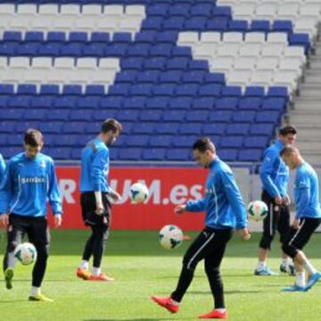 La plantilla del Espanyol, con Sergio García en primer plano, se entrenó ayer en Cornellà-El Prat, escenario del choque.