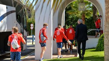 MA01. MARBELLA (M&Aacute;LAGA), 22/03/2021.-La selecci&oacute;n noruega de f&uacute;tbol, tras el entrenamiento realizado esta ma&ntilde;ana en Marbella (M&aacute;laga), regresa al hotel donde est&aacute;n concentgrados en la localidad malague&ntilde;a de