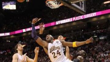 <b>SUPERADOS. </b>Pau Gasol y Kobe Bryant pelean por un rebote con Zidrunas Ilgauskas y Dwyane Wade.