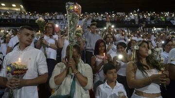 People take part in a tribute to the victims of a plane crash in the Colombian mountains that killed 71 and virtually wiped out the Brazilian football team Chapecoense Real, at the Atanasio Girardot Stadium in Medellin, Colombia, on November 30, 2016.
Colombia was investigating Wednesday what made a charter plane crash into the country's northwestern mountains, killing 71 people including most of a Brazilian football team and 20 journalists. / AFP PHOTO / STR / RAUL ARBOLEDA