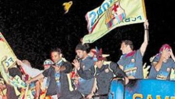 <b>LOS CAMPEONES, EN CASA. </b>La expedicióna azulgrana se paseó en autobús descubierto a su llegada de Vigo, en la madrugada del jueves.
