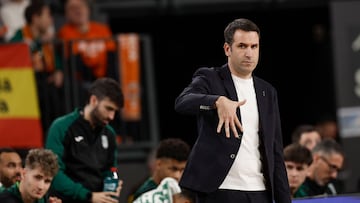 VALENCIA, 19/02/2026.- El entrenador del Joventut, Daniel Miret, durante el partido de cuartos de final de la Copa del Rey de baloncesto entre Valencia Basket y el Asisa Joventut Badalona, este jueves en Valencia. EFE/ Kai Försterling
