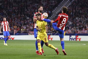 Jugada de la expulsión de Antoine Griezmann. El jugador francés, en un balón dividido, impacta con los tacos de su bota en la cara de Roberto Firmino.