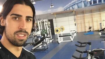 Khedira, a punto de ejercitarse en el gimnasio.