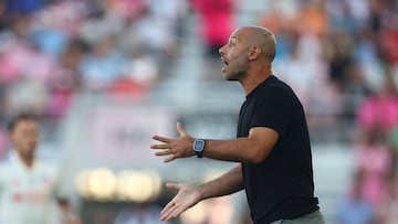 FORT LAUDERDALE, FLORIDA - JULY 26: Javier Mascherano, Head Coach of Inter Miami CF, reacts during the MLS match between Inter Miami CF and FC Cincinnati at Chase Stadium on July 26, 2025 in Fort Lauderdale, Florida. Megan Briggs/Getty Images/AFP (Photo by Megan Briggs / GETTY IMAGES NORTH AMERICA / Getty Images via AFP)