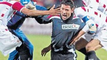 <b>ÉPICO GOLAZO. </b>Palop remató de cabeza un córner en el último suspiro y posibilitó que el equipo se metiera en la prórroga.