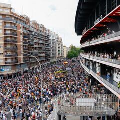 La afición del Valencia se concentra a las puertas de Mestalla
