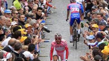 <b>EN CHERASCO. </b>Purito va al control de firmas en la salida de ayer.