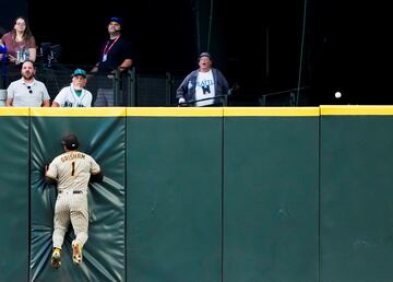 Grisham, de los San Diego Padres, choca contra las protecciones tras no atrapar el golpeo de Dylan Moore, de los Seattle Mariners, que consiguió un triple e impulsar una carrera. El triunfo fue para los locales por 2-0, y así hundieron un poco más el megaproyecto de unos Padres que, teniendo el tercer mayor presupuesto de la MLB, están fuera de los playoffs.