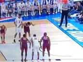 La grada canta Bob Esponja para distraer al rival en un tiro libre