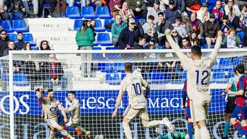 Señé celebra el gol del Racing de Ferrol en Huesca.