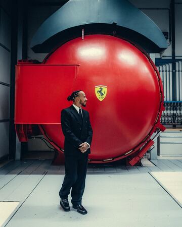 El nuevo piloto de la Scuderia Ferrari visita la fbrica en Maranello, un pueblo del norte de Italia.